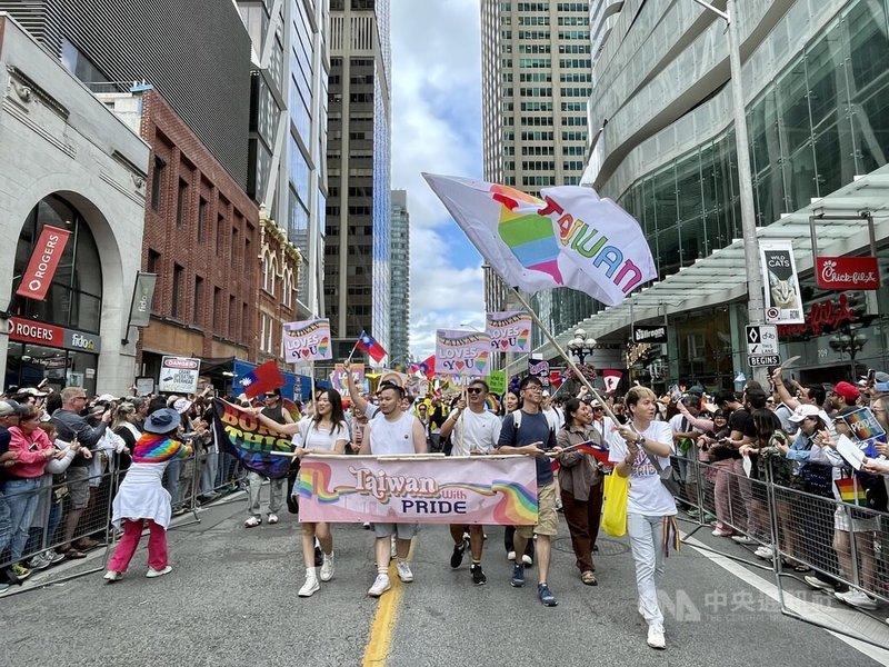 逾百名台灣人30日自組「Taiwan With Pride」團隊，現身加拿大規模最大的同志遊行活動第43屆「多倫多同志大遊行」；他們熱力四射，受到圍觀群眾夾道歡呼。中央社記者胡玉立多倫多攝  113年7月1日