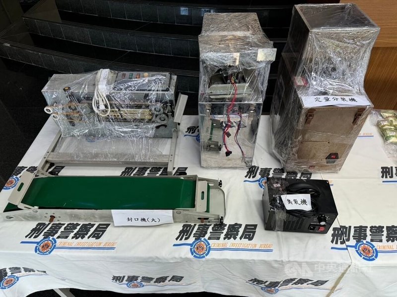 林姓男子組成販毒集團,在苗栗縣承租多個租屋處,架設自動分裝機作為毒品分裝處所,刑事局循線逮人,查扣毒品分裝機台等證物。(翻攝照片)中央社記者蘇木春傳真 113年7月1日