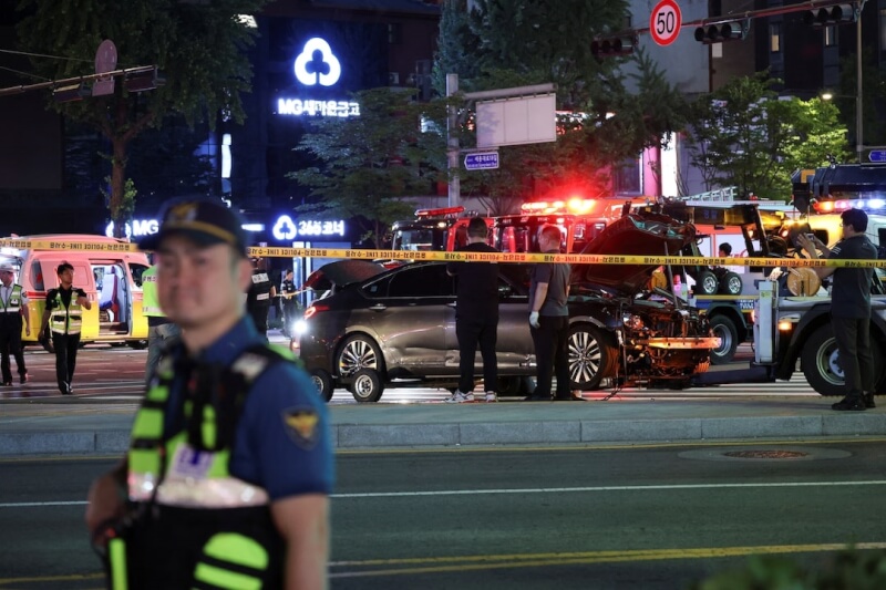 韓國首爾市政廳附近1日發生汽車衝撞行人事件，造成多人死傷。（路透社）
