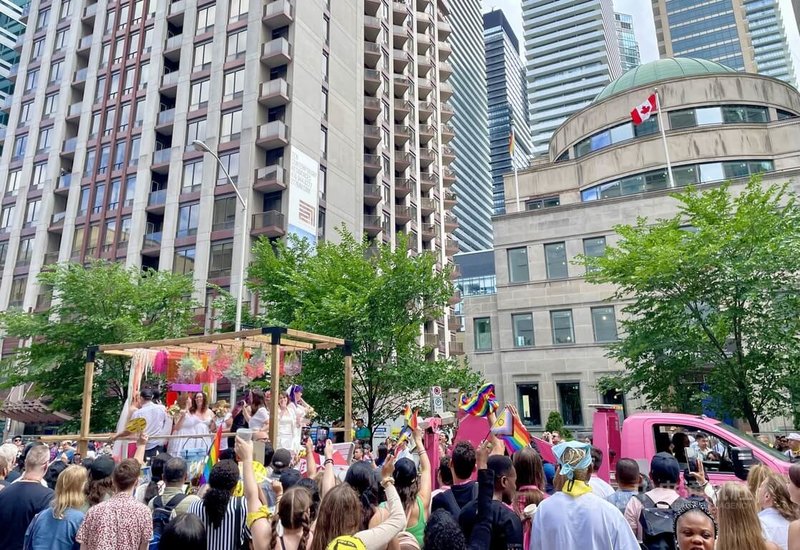 「多伦多同志大游行」是加拿大规模最大的同志游行活动。今年第43届有216支队伍组队、逾20万名游行者，吸引难以计数的群众围观。中央社记者胡玉立多伦多摄  113年7月1日