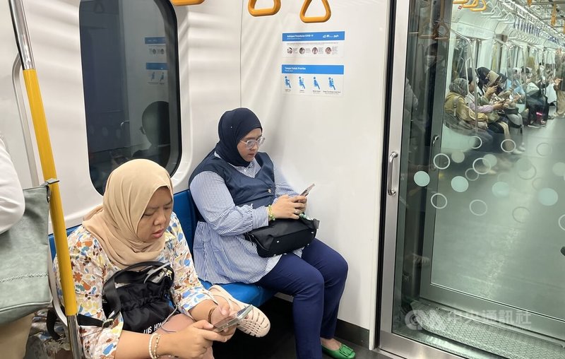 印尼捷運內設有「優先席」，提供給抱嬰兒的婦女、孕婦、老年人和身障人士，平常若沒有遇到需要的人乘坐，一般乘客就會坐著。中央社記者李宗憲雅加達攝 113年7月1日