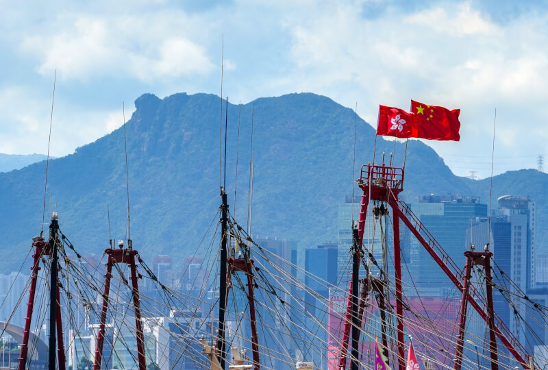 图为中国五星旗与香港区旗。（中新社）