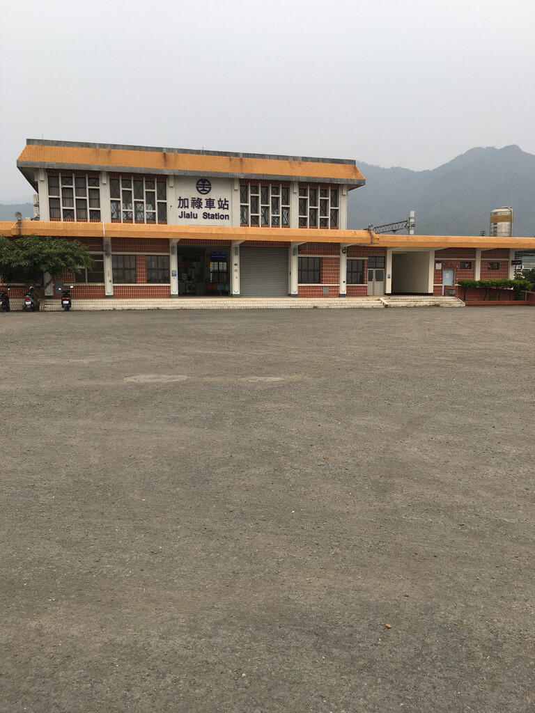位於屏東的台鐵加祿車站是台鐵目前唯一設有直升機停機坪的車站。(徐竹平提供)