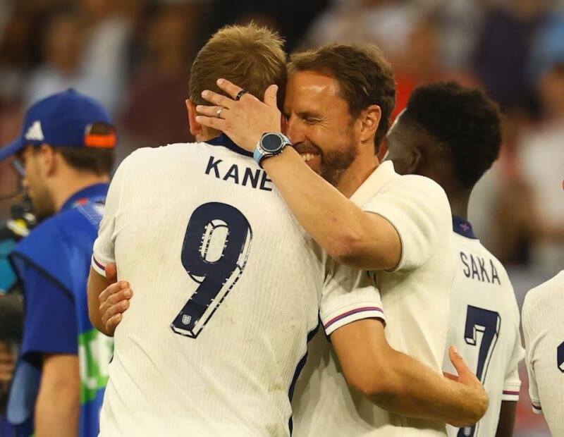 歐洲國家盃英格蘭30日險勝斯洛伐克。英格蘭總教練邵斯蓋特（前右）擁抱凱恩（前左）慶祝。（路透社）
