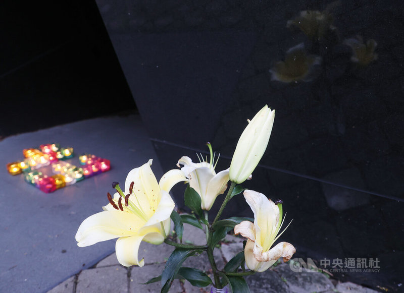 台灣大學學生會等單位2日晚間在陳文成事件紀念廣場舉辦「陳文成事件43週年紀念晚會」，與會眾人同為所有堅決抵抗國家暴力的勇者默哀，並在紀念碑前點亮燭光、獻花致意。中央社記者郭日曉攝  113年7月2日