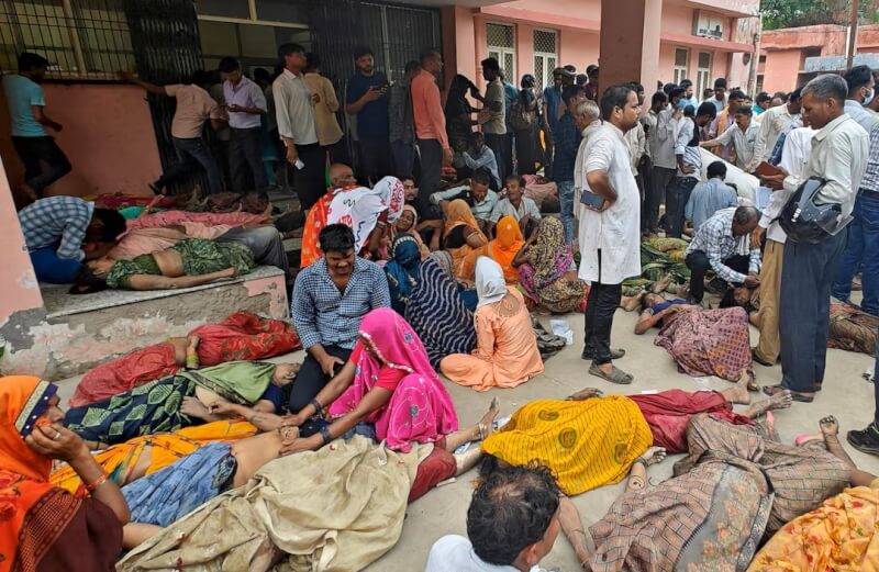 印度北方邦哈特拉斯縣一場印度教宗教集會2日發生踩踏事件，民眾在傷亡者身旁哀悼。（路透社）