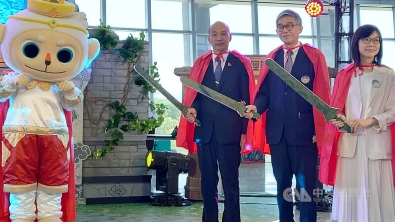 立法院長韓國瑜(右3)2日上午到國立故宮博物院南部院區參加2024夏日親子藝術月活動,披上紅色披風扮演「故宮勇者王」,拿著道具寶劍為藝術月開幕。中央社記者蔡智明攝 113年7月2日