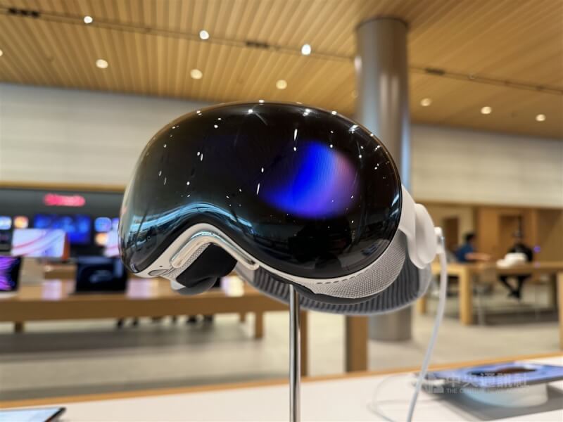 蘋果公司首款空間運算設備Apple Vision Pro展示在直營店門市中。中央社記者吳家豪舊金山攝 113年2月25日