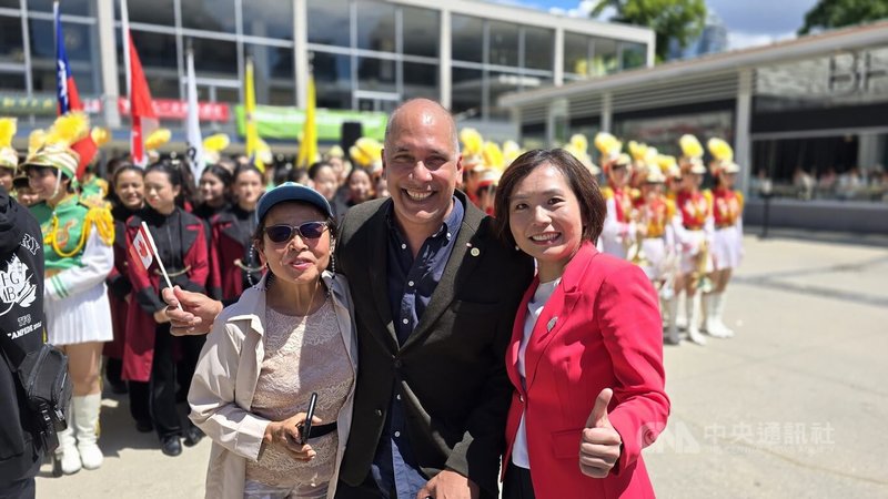 溫哥華市議員費必得(中)和駐溫哥華處長劉立欣(右)、僑務委員張理瑲(左)對綠衫少女展現的自信和才能都讚嘆不已。中央社記者程愛芬溫哥華攝 113年7月2日