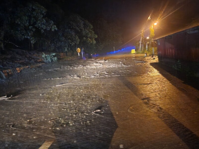 蘇花公路1日晚間發生土石流並溢流到軌道，台鐵崇德與和仁間雙向無法通行。（圖取自公路局東區養護工程分局網頁thbu4.thb.gov.tw）