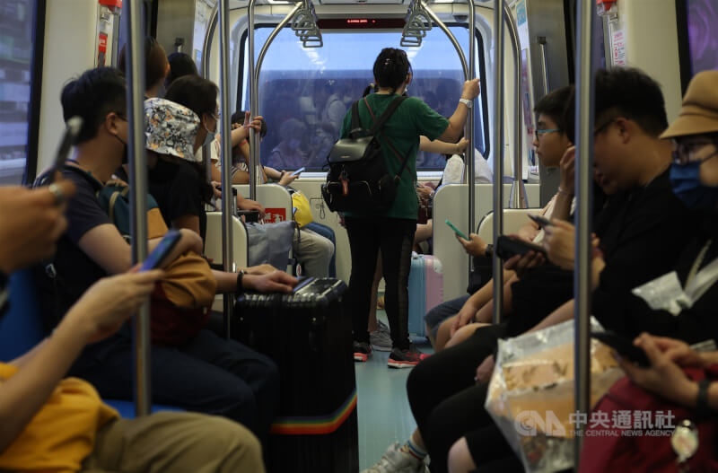 圖為民眾搭乘台北捷運文湖線。（中央社檔案照片）