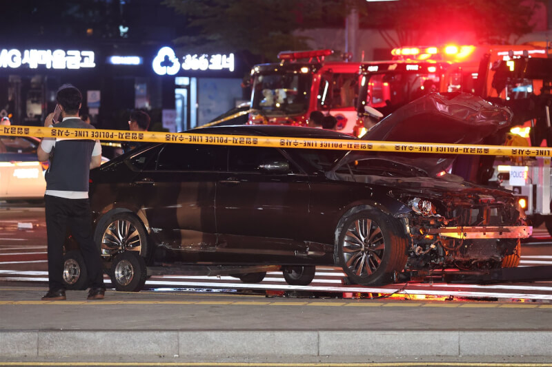 首爾市1日晚間發生車禍，肇事車輛逆向行駛撞上路人，造成9人死亡。（韓聯社）