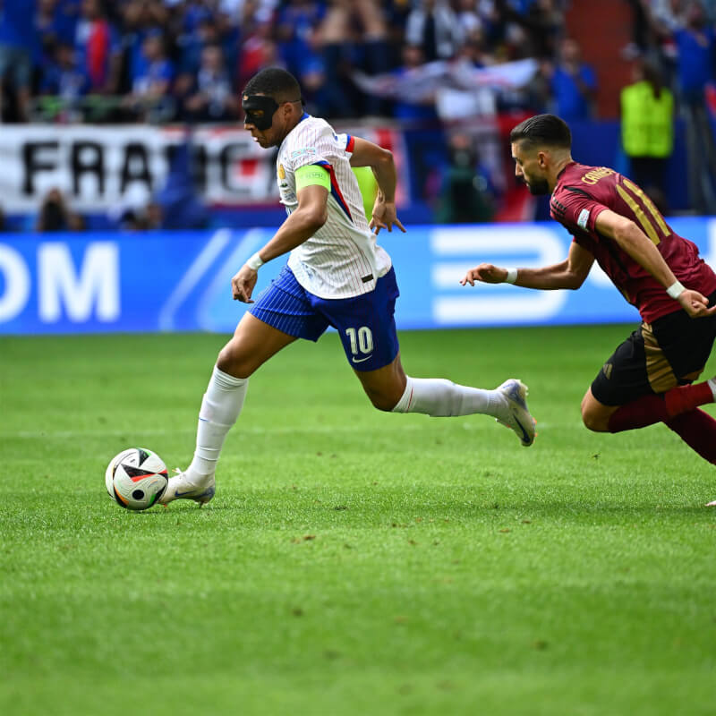 法國和比利時1日在歐國盃16強賽碰頭，法國隊長姆巴佩（白色球衣）帶球往前跑。（圖取自x.com/equipedefrance）