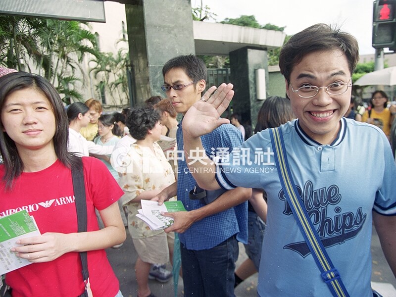 下午3時50分鐘響後，一名考生步出北一女考場，揮手告別聯考。中央社記者王飛華攝　90年7月3日