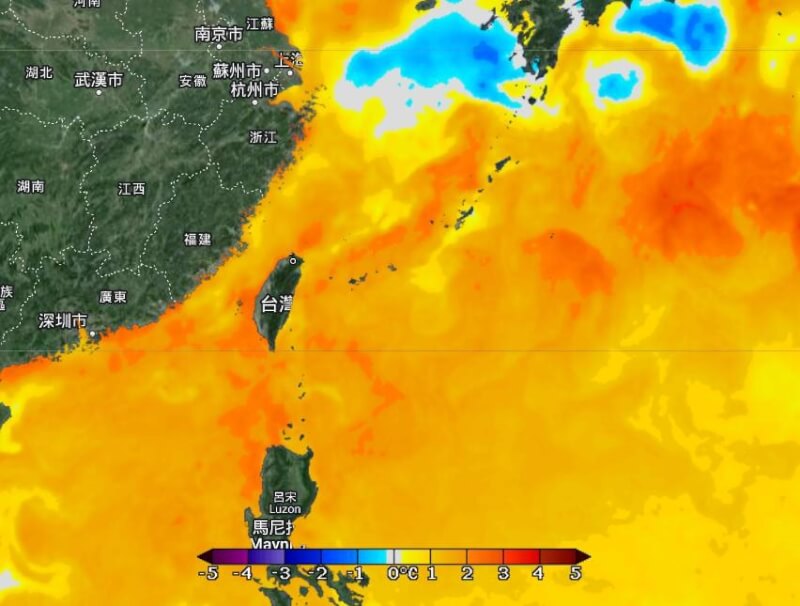 前中央氣象局長鄭明典表示，目前台灣周邊海溫較氣候值高出攝氏2至3度，因此海風調節失靈，加上偏強的太平洋高壓，導致異常悶熱。（圖取自facebook.com/mdc.cwb）