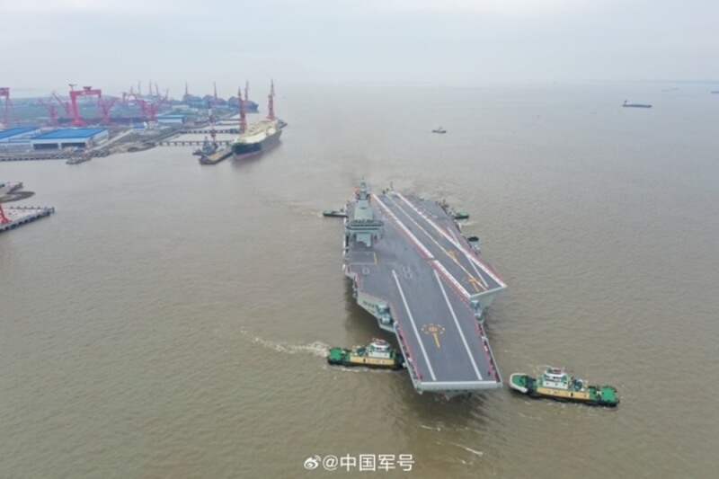圖為中國第3艘航空母艦福建號5月1日從上海江南造船廠碼頭解纜啟航，展開首次航行試驗。（圖取自中國軍號微博weibo.com）