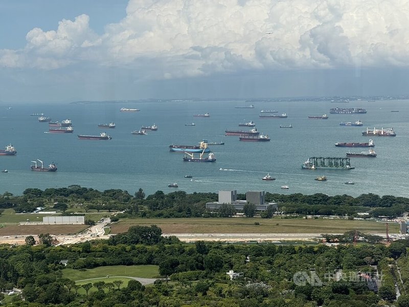 紅海危機引發連鎖效應，新加坡近期港口出現塞港情形。圖為從高樓遠眺周邊海域，可見眾多船隻在海上航行。中央社記者吳昇鴻新加坡攝  113年7月3日