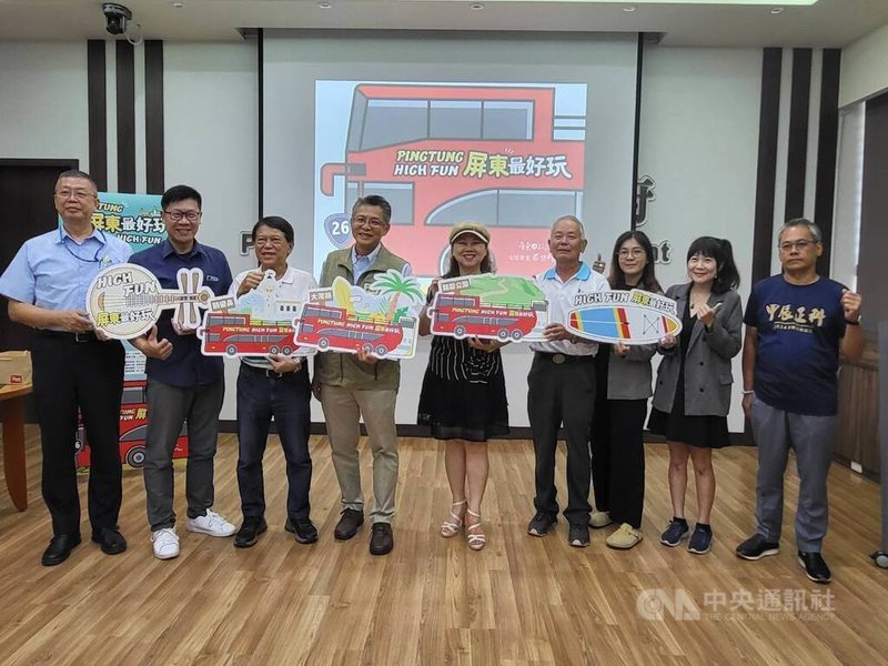 屏東縣政府交通旅遊處推出「High Fun屏東最好玩」雙層巴士,帶遊客盡覽恆春半島海岸線美景,7月13日首航,暑假期間每週六、日行駛。中央社記者黃郁菁攝 113年7月3日