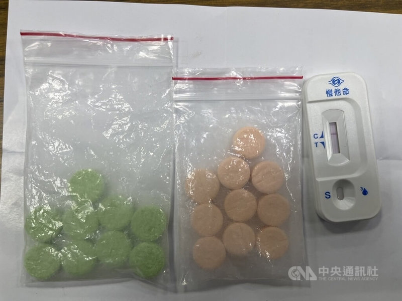 台中警方網路巡邏發現「進口助眠軟糖」等販毒訊息,組成專案小組偵辦,日前循線逮捕販毒的陳姓男子,查扣大批毒咖啡包,還有新興毒品「哈密瓜錠」、「鴛鴦錠」等證物。(翻攝照片)中央社記者蘇木春傳真 113年7月3日