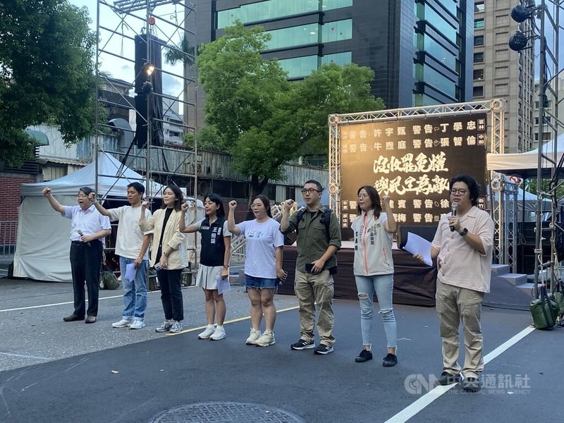 立法院內政委員會4日將排審選罷法修法。多個民團3日晚間再度回到立法院外抗議,台灣公民陣線執委賴中強(左)警告8名立委千萬不要沒收人民的罷免權,若放水通過提案就是與民主為敵。中央社記者黃麗芸攝 113年7月3日