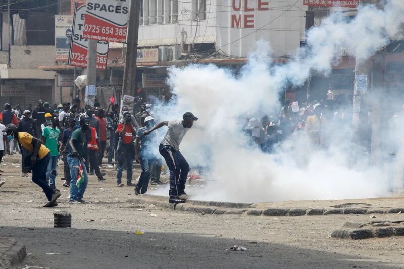 7月2日肯亞民眾在首都奈洛比發起新一波反政府抗議，警察動用催淚瓦斯壓制抗議人士。（路透社）