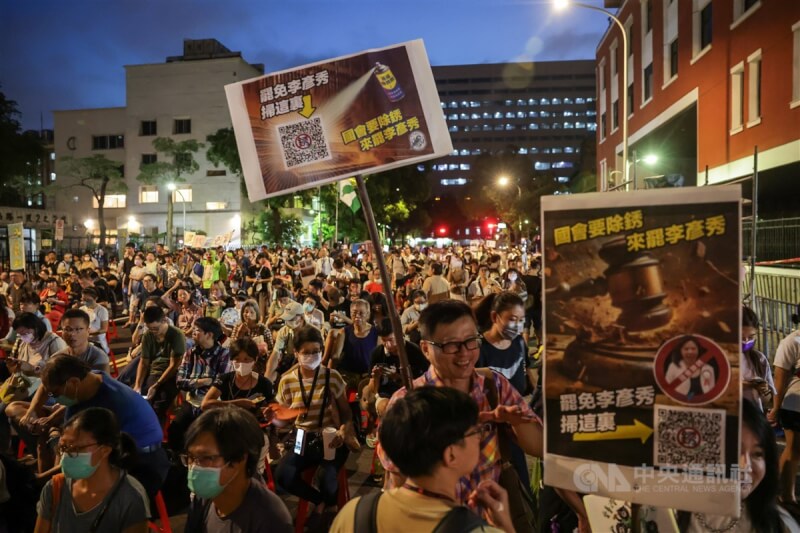 立法院內政委員會4日將排審選罷法修法。台灣公民陣線等多個民間團體3日晚間到立院外抗議,現場參與民眾高舉海報,反對罷免門檻提高,拒絕民主倒退。中央社記者裴禛攝 113年7月3日