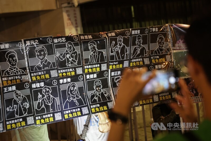 立法院內政委員會4日將排審選罷法修法。多個民團3日晚間再度回到立院外抗議,反對罷免門檻提高,也製作罷免立委的宣傳海報,供參與民眾掃描QRCode,上網了解罷免資訊。中央社記者裴禛攝 113年7月3日
