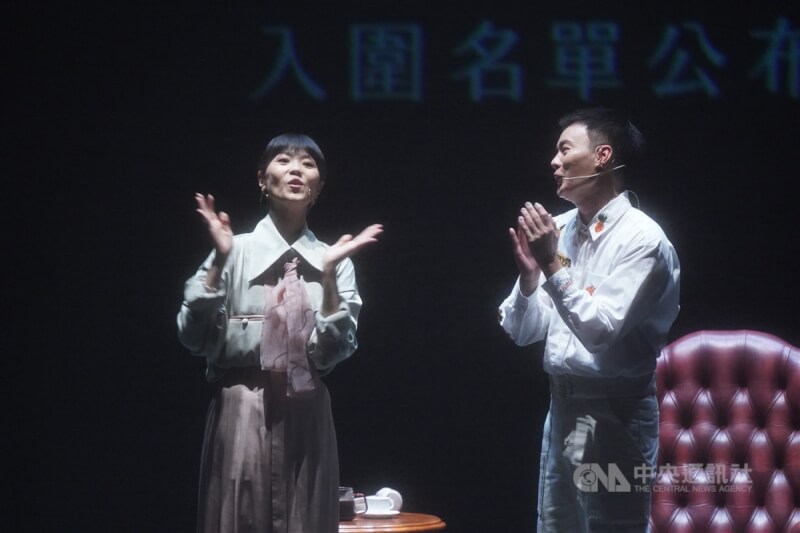 第35屆傳藝金曲獎3日在台北舉行入圍名單公布記者會，歌手許富凱（右）擔任本屆典禮主持人，曹雅雯（左）則擔任宣傳大使，2人並在記者會上演出短劇。中央社記者徐肇昌攝 113年7月3日