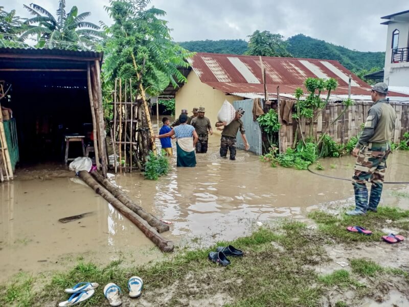 印度東北部阿薩姆省遭逢暴雨後，軍方協助當地居民撤離。（ANI新聞社）