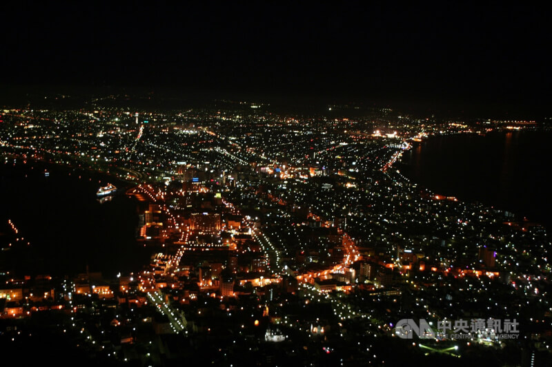 圖為北海道函館夜景。（中央社檔案照片）