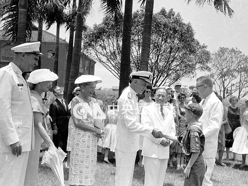 美國駐台協防司令史慕德將軍（Vice Admiral R.N. Smoot）向童子軍范西柯（右2）握手致賀。右3為我國外交部長黃少谷，右1為美國大使莊萊德。中央社記者陳永魁攝　48年7月4日