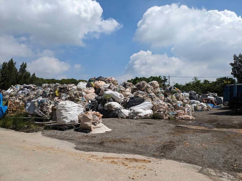 桃園市千弘環保有限公司涉嫌勾結其他廠商堆置逾3758公噸廢棄物，桃園地檢署起訴並求處重刑、沒收逾新台幣近億元犯罪所得。（保七總隊提供）中央社記者葉臻傳真  113年7月4日