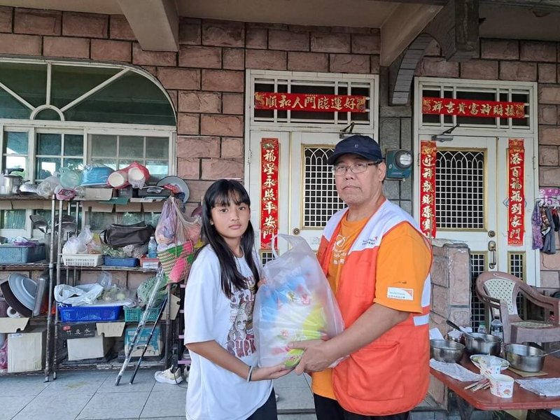 台灣世界展望會定期提供物資給予有需求的家庭,也陪伴孩子成長。圖為2024年總統教育獎得主林淳翊(左)與社工員黃岳貴(右)。(台灣世界展望會提供)中央社記者吳欣紜傳真 113年7月4日
