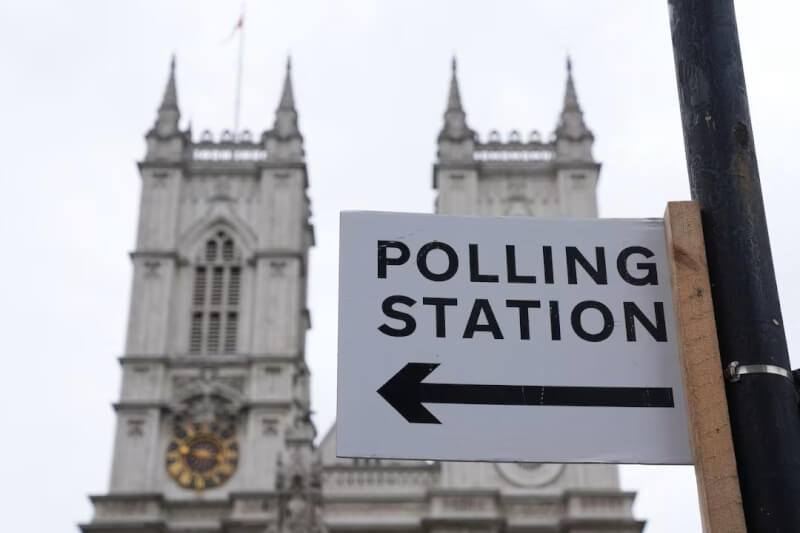 3日英國國會下議院改選前夕，西敏寺附近貼著投票站方向標誌。（路透社）