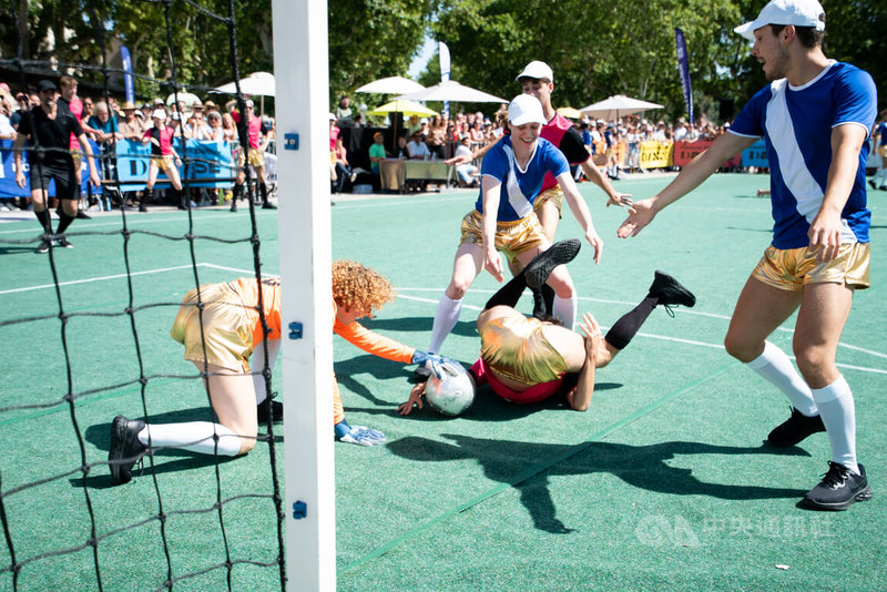 結合足球與舞蹈的「迪斯可足球賽」，來自法國洛林芭蕾舞團，於6月30日在南法蒙貝列市中心廣場免費演出。中央社記者李若韻蒙貝列攝 113年7月4日