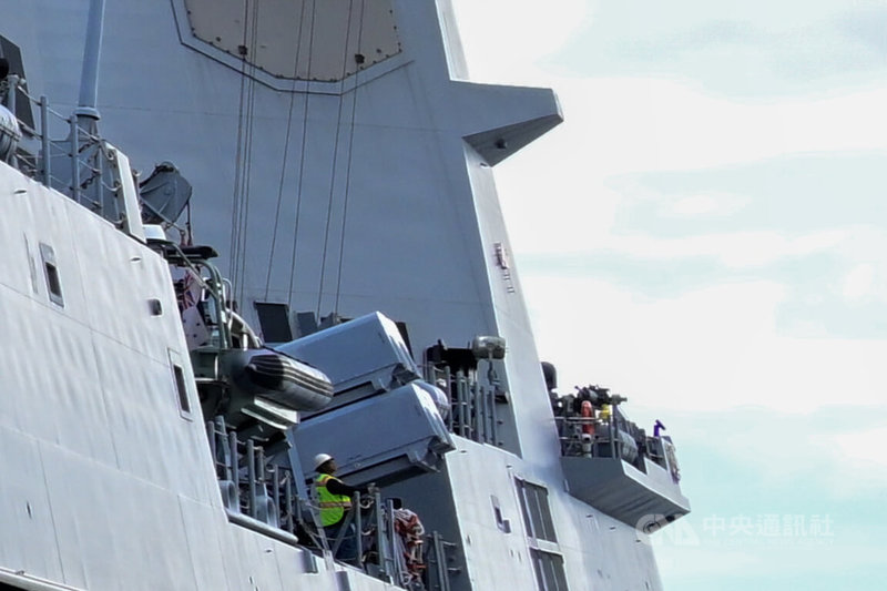 澳洲皇家海軍參加環太平洋軍演,雪梨號驅逐艦停靠珍珠港,艦上搭載「海軍打擊飛彈」,能精準打擊水面艦艇。中央社特約記者Edward Bungubung檀香山攝 113年7月4日