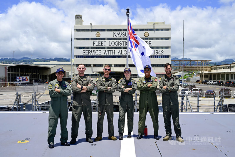 澳洲皇家海軍參加環太平洋軍演,強調對印太區域安全的積極參與。圖為雪梨號驅逐艦的軍官及澳洲海軍軍旗。中央社特約記者Edward Bungubung檀香山攝 113年7月4日