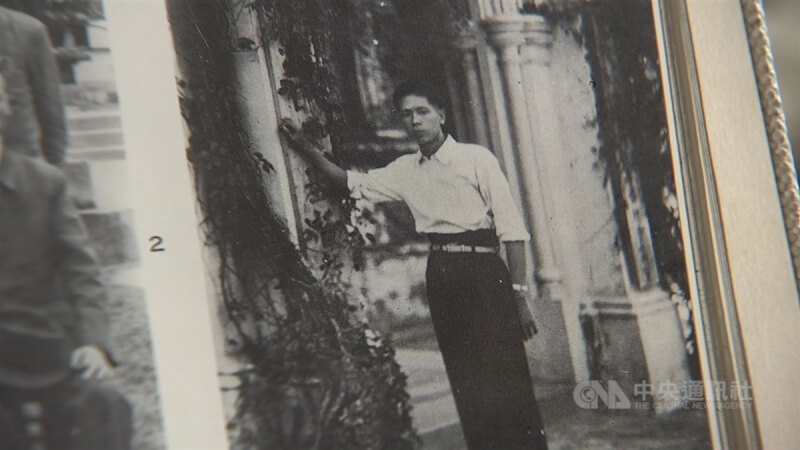 文化大學新聞系學生運作的「文化一周」週報紀載，台灣原住民文物收藏家鄭鈺麟外表高瘦，因為從底層爬起，「無論說話的語氣、態度，他都表現出一種發自內心的謙虛」。（記者翻攝）中央社記者張欣瑜舊金山傳真 113年7月3日