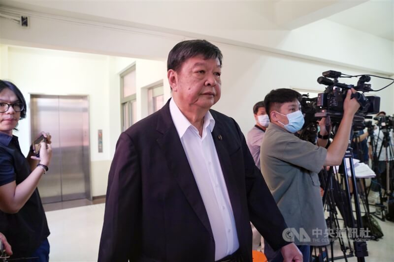 國民黨立委陳雪生（前中）被檢舉在立法院抽菸。（中央社檔案照片）