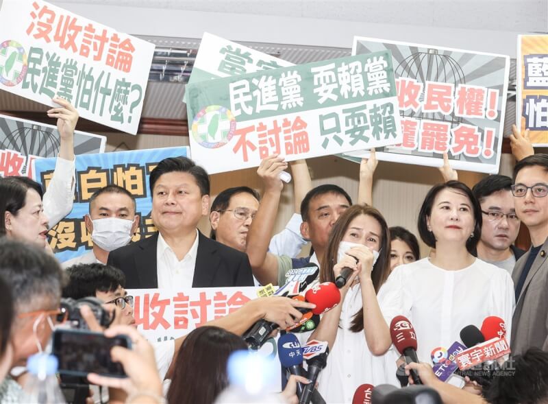 立法院內政委員會4日排審選罷法修正草案,民進黨團立委會前就搶先坐上主席台。圖為內政委員會召委高金素梅(前右3)在混亂中宣布開會。中央社記者鄭清元攝 113年7月4日