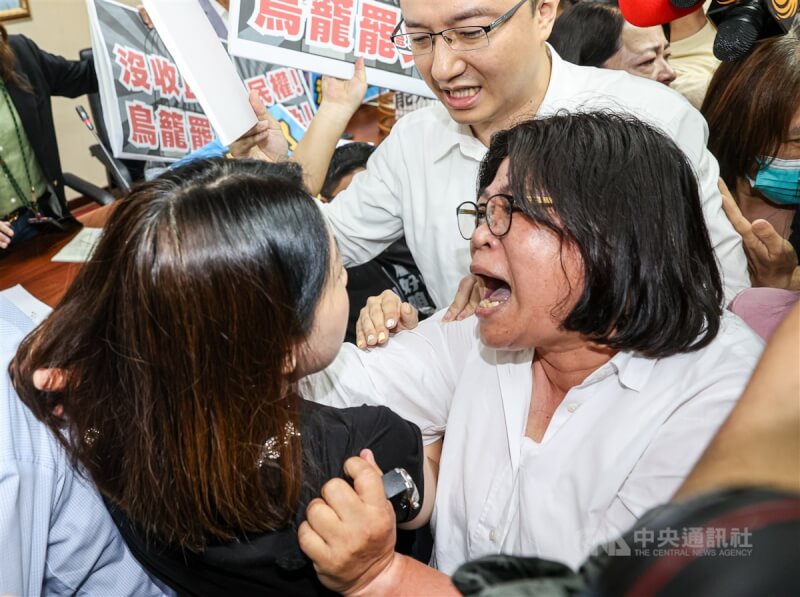 立法院內政委員會4日排審選罷法修正草案，民進黨立委王美惠（右）與國民黨立委徐巧芯（左）在會中爆發口角、肢體衝突。中央社記者鄭清元攝 113年7月4日