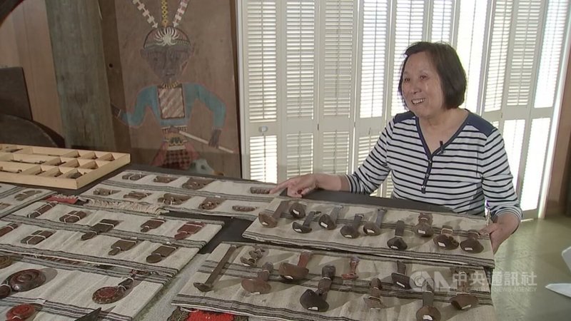 台灣原住民文物收藏家鄭鈺麟於1970年代末期，將收集的600件原住民文物運至美國加州喜瑞都（El Cerrito），過世後由女兒鄭秀慧（圖）保管。中央社記者張欣瑜舊金山攝 113年7月4日