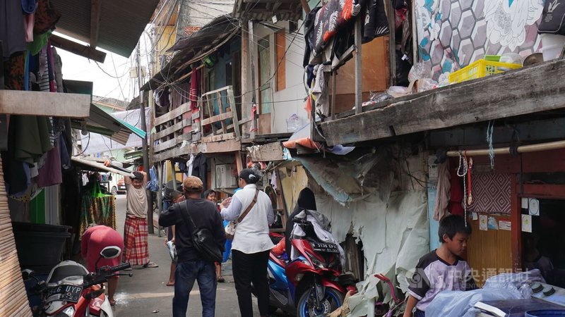 印尼3月貧窮率為9.03%，降至歷年新低。政府指出，原因是國內經濟活動穩定和各項社會援助計畫奏效。圖為雅加達北部一村落。中央社記者李宗憲雅加達攝 113年7月4日