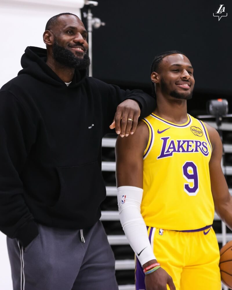 NBA球星詹姆斯（左）將續留湖人，與長子布朗尼（右）並肩作戰。（圖取自facebook.com/losangeleslakers）