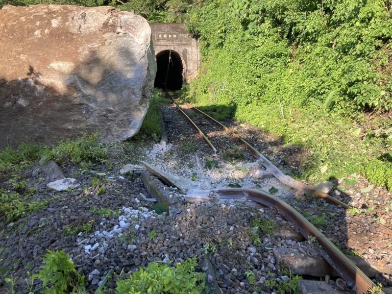 台鐵花蓮路段和仁與崇德3日才完成土石清除，恢復雙線通行，4日清晨又發生巨石崩落砸斷東正線鋼軌，和仁與崇德間東正線封鎖，目前只能以西正線雙向行車。 （台鐵提供） 中央社記者汪淑芬傳真 113年7月4日