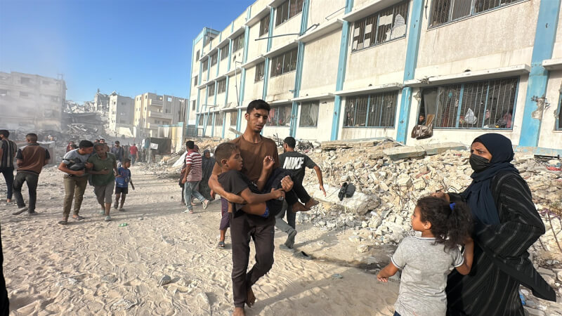 以色列3日襲擊加薩汗尤尼斯，難民在學校附近避難。（安納杜魯新聞社）