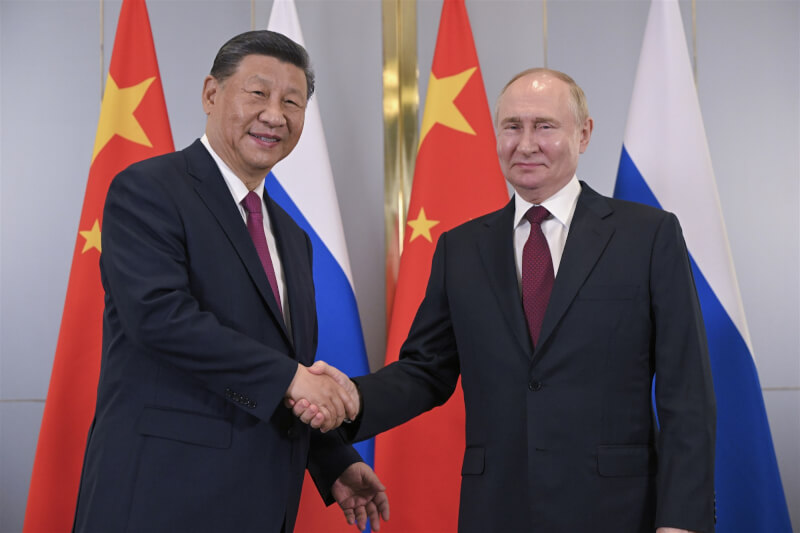 中國國家主席習近平（左）與俄羅斯總統蒲亭（右）3日在上海合作組織峰會場邊會面。（Sergey Guneyev,Sputnik,Kremlin Pool Photo via 美聯社）