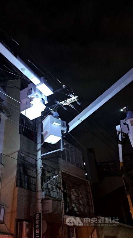 台中市南屯區4日凌晨因有老鼠爬上電桿，導致高壓線斷落，造成周邊2093戶停電，經搶修已復電。（翻攝照片）中央社記者蘇木春傳真 113年7月4日