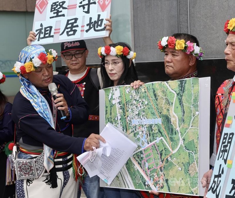 台東縣卑南鄉下賓朗部落(Pinaski)多名族人4日在台北環境部前舉行記者會,表達反對度假旅館開發案進駐家園、拒絕旅館蓋在卑南族傳統生活領域等訴求。中央社記者張皓安攝 113年7月4日