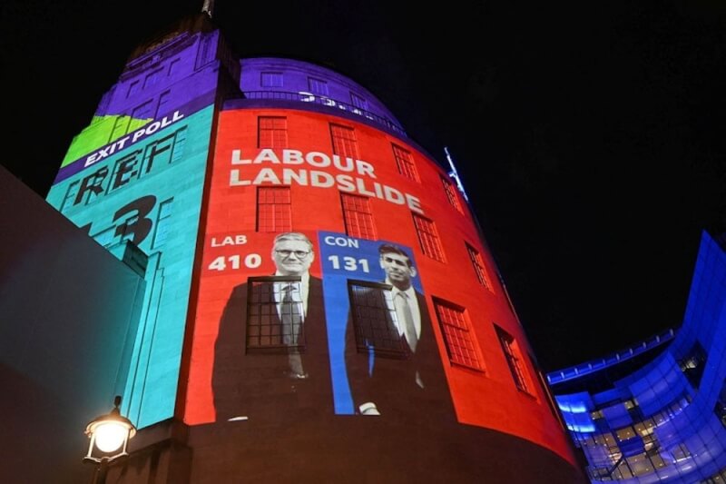 BBC廣播大樓牆上4日投影英國大選出口民調結果，工黨預計獲得410席，保守黨估131席。（路透社）